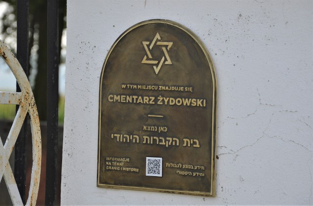 Tablica na bramie cmentarza żydowskiego w Proszowicach