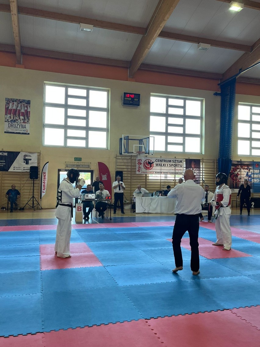 Udane starty młodych tarnobrzeskich karateków w Leżajsku. Wrócili z medalami - zdjęcia