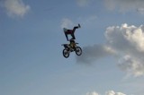Pokaz freestyle motocross pod palmiarnią
