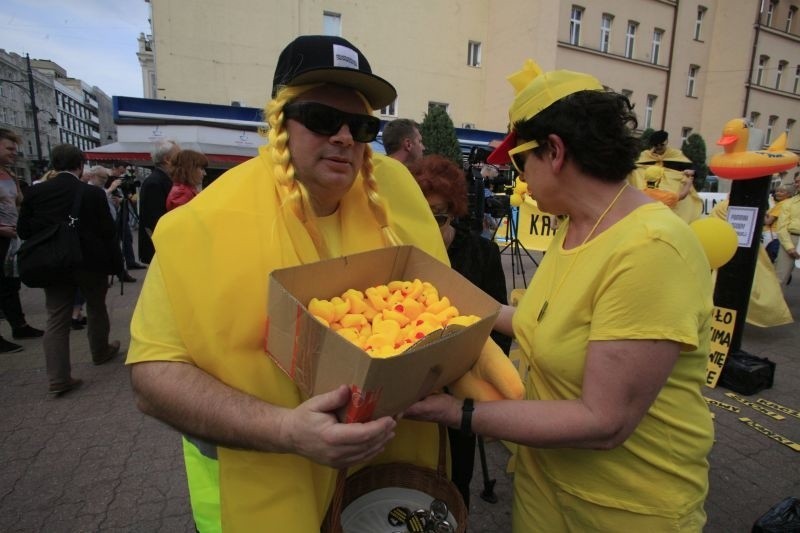 Żółta Alternatywa żąda uwolnienia kaczki! Happening w pasażu Schillera