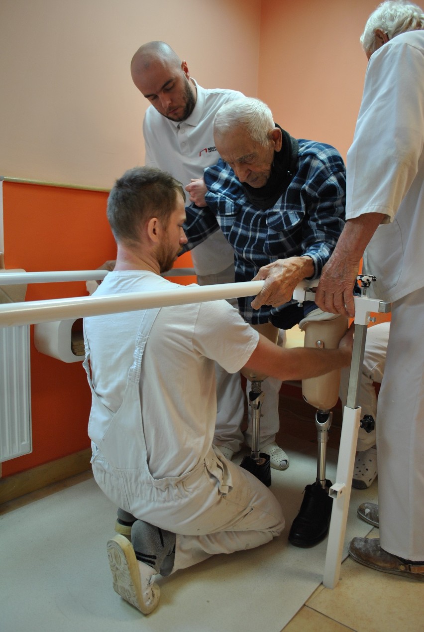 Tadeusz Madera ma 102 lata. Jest najstarszym człowiekiem, który uczy się chodzić w protezach [ZDJĘCIA]