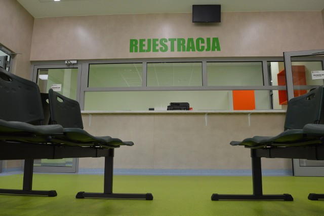 Izba przyjęć oddziału ratunkowego w Ostrowcu. Z pracy w ciągu miesiąca odeszło sześciu lekarzy.