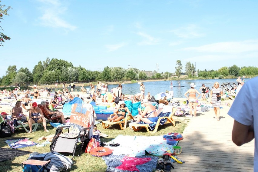 Plaża Dojlidy przeżywa prawdziwe oblężenie. W ostatni weekend wakacji białostoczanie chętnie wypoczywają nad wodą (zdjęcia)