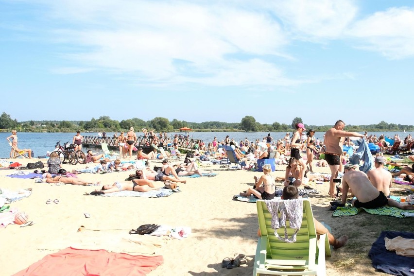 Plaża Dojlidy przeżywa prawdziwe oblężenie. W ostatni weekend wakacji białostoczanie chętnie wypoczywają nad wodą (zdjęcia)