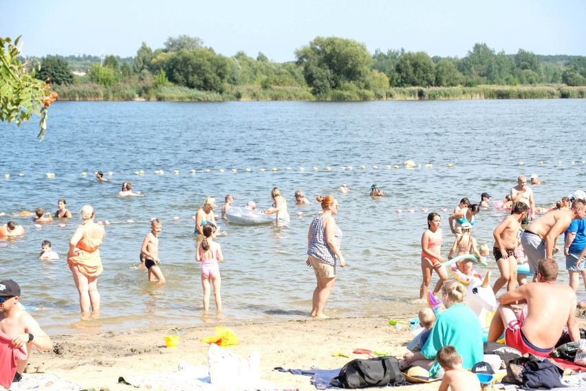 Plaża Dojlidy przeżywa prawdziwe oblężenie. W ostatni weekend wakacji białostoczanie chętnie wypoczywają nad wodą (zdjęcia)