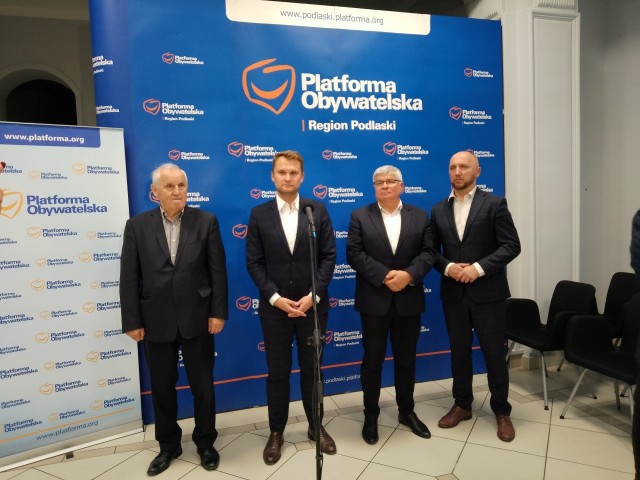 W konferencji udział wzięli: posłowie Eugeniusz Czykwin, Krzysztof Truskolaski, Maciej Lasek oraz przewodniczący rady miasta Białystok Łukasz Prokorym.