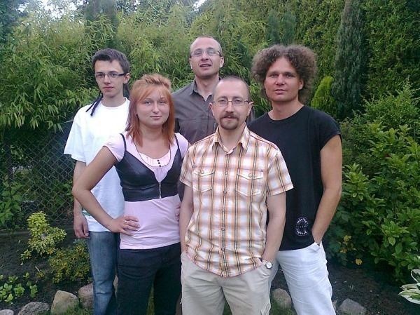 oNieboLepiej powstali w styczniu 2009 roku. Ich muzyka to elementy bossanovy, jazzu i funky. To literacki przekaz dźwiękowy, w którym jak podkreślają najważniejsze jest trafić słowem płynącym na fali dźwiękowej wprost do serca słuchacza. Z twórczością zespołu można zaznajomić się w Internecie pod linkiem  myspace.com/oniebolepiej.