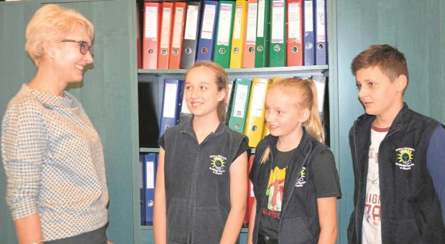 Oliwia Budek, Gabriela Maj i Igor Mirewicz rozmawiają z Hanną Szczerbak o hałasie w szkole