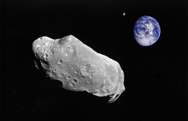 Atronomowie znają wiele asteroid, których orbity przebiegają stosunkowo blisko Ziemi