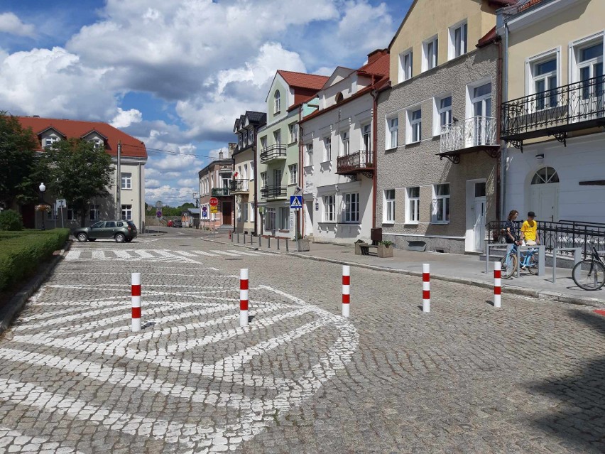 Zagrodzony plac Bema w Ostrołęce. Radny pyta o słynne już słupki. I niewiele się dowiaduje
