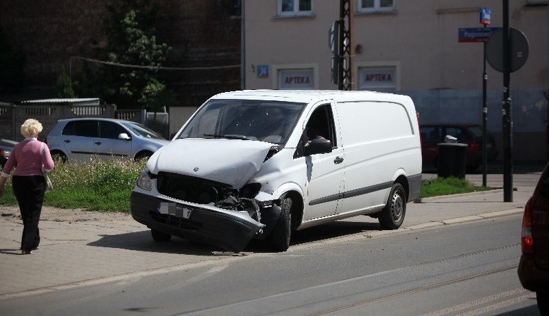 Na skrzyżowaniu ul. Zielonej z ul. Pogonowskiego samochód zderzył się z tramwajem