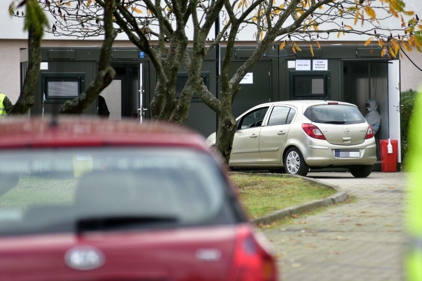 Koronawirus. W Radomiu przy ulicy Lubelskiej działa punkt badań "drive thru". Zobacz zdjęcia!