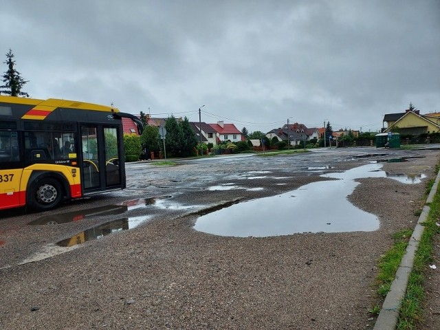 Stan nawierzchni pętli autobusowej na os. Mniszek w Grudziądzu jest fatalny. Wkrótce ruszy remont