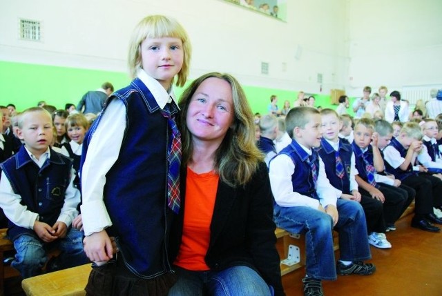 Małgorzata Linkiewicz, jako jedna z nielicznych matek, zdecydowała się posłać swoją 6-letnią córkę Elę do pierwszej klasy. Sprawiła w ten sposób ogromną przyjemność dziewczynce, która już bardzo chciała pójść do szkoły.