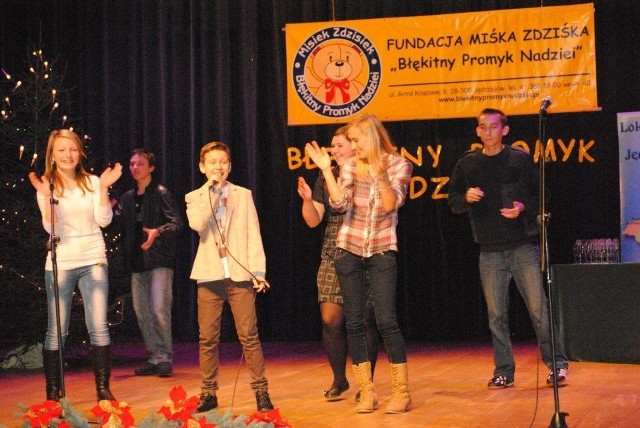 Na koncercie zorganizowanym po to, by podziękować wolontariuszom Fundacji Miśka Zdziśka &#8222;Błękitny Promyk Nadziei&#8221;, wystąpiło wielu młodych, utalentowanych artystów.