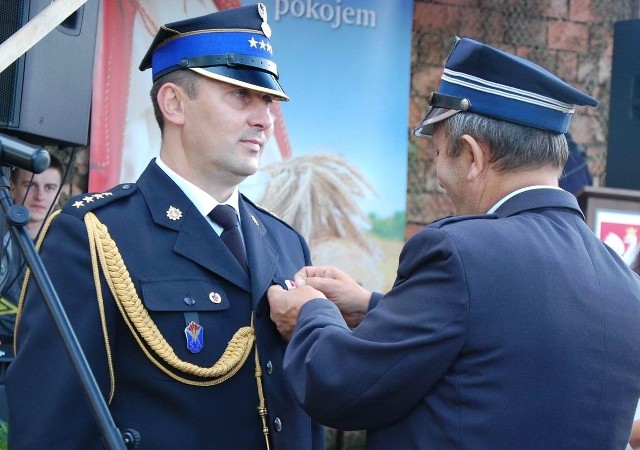  Gminny komendant straży pożarnej Krzysztof Jach otrzymał podczas uroczystości  medal - z rąk wójta Bejsc, Józefa Zuwały.