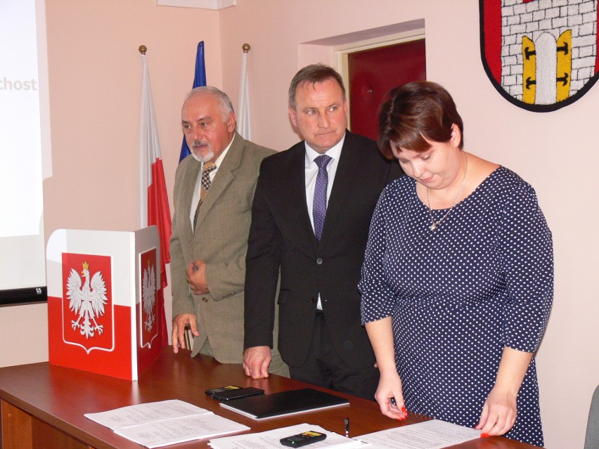 I sesja Rady Miejskiej w Zawichoście. Nowa burmistrz Katarzyna Kondziołka złożyła uroczyste ślubowanie. Wybrano prezydium Rady