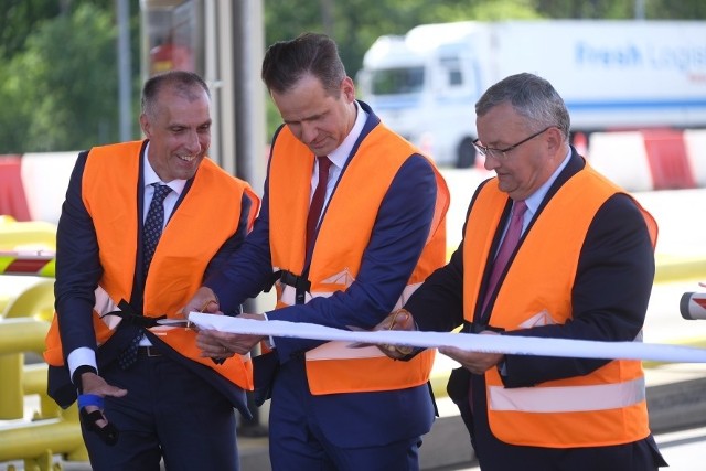 Minister infrastruktury - Andrzej Adamczyk - zainaugurował dziś na węźle autostradowym w Lubiczu Dolnym nowy system płatności