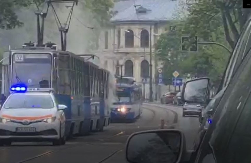 Kłęby dymu i zamieszanie z tramwajem MPK w centrum Krakowa          