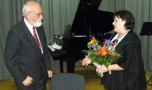 Stanisława Żaka na spotkaniu  w Centrum Kultury powitała Ewa Marciniec, szefowa buskiej Miejsko-Gminnej Biblioteki Publicznej.