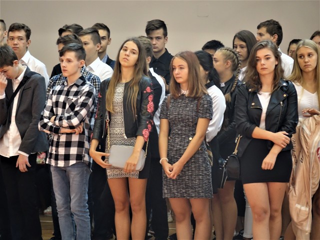 Uczniowie w całym kraju rozpoczynają rok szkolny 2019/20. Zobaczcie zdjęcia z inauguracji roku szkolnego klas I w V Liceum Ogólnokształcącym w Koszalinie.