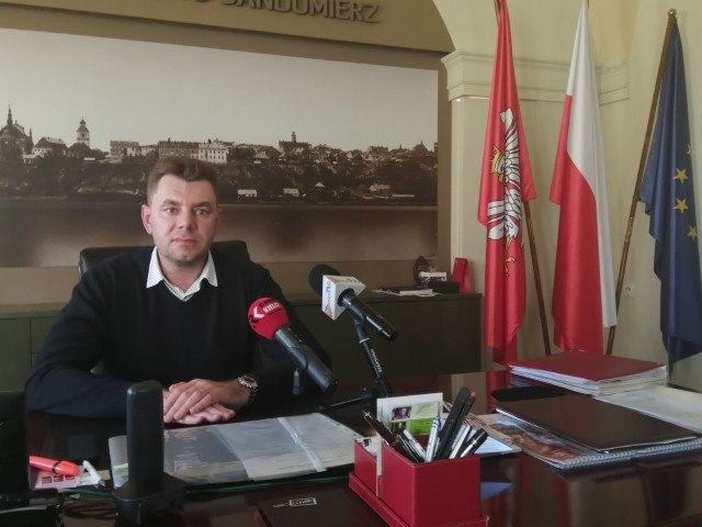 Marcin Marzec  będzie zarabiał 19 tysięcy 506 złotych czyli o ponad 8 tysięcy złotych więcej niż dotychczas