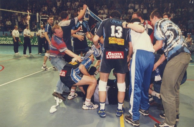 Radość siatkarzy Stilonu Gorzów ze zdobycia w 1999 roku brązowych medali mistrzostw Polski. Łza się w oku kręci…