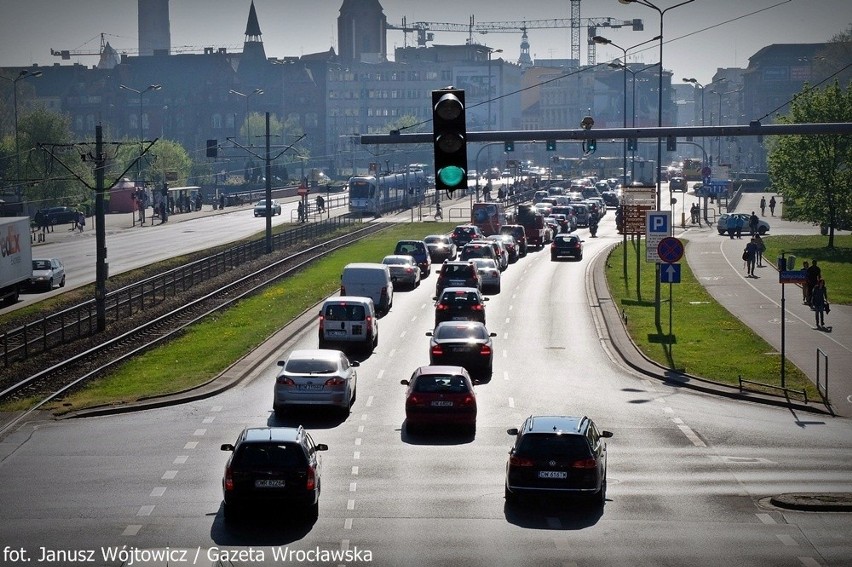 Wrocław: Legnicka zakorkowana od pl. Strzegomskiego (ZDJĘCIA)