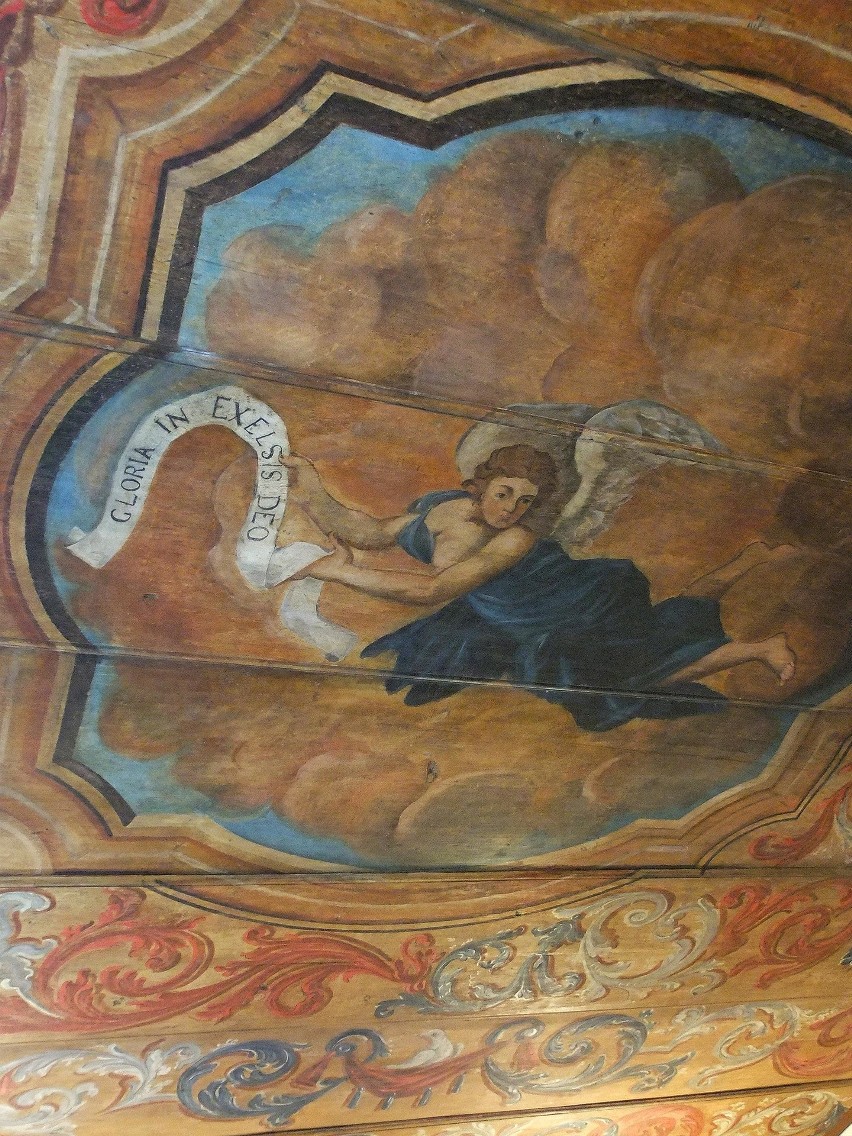 Wspaniały nowożytny malowany anioł pokrywa niemal cały strop...