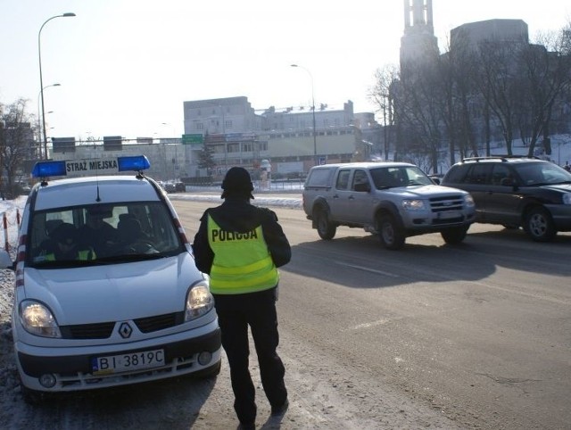 Policjanci i strażnicy miejscy kontrolowali kierowców na wiadukcie Dąbrowskiego