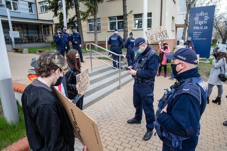 Nie milkną echa po wyrzuceniu 17-letniej uczennicy z...