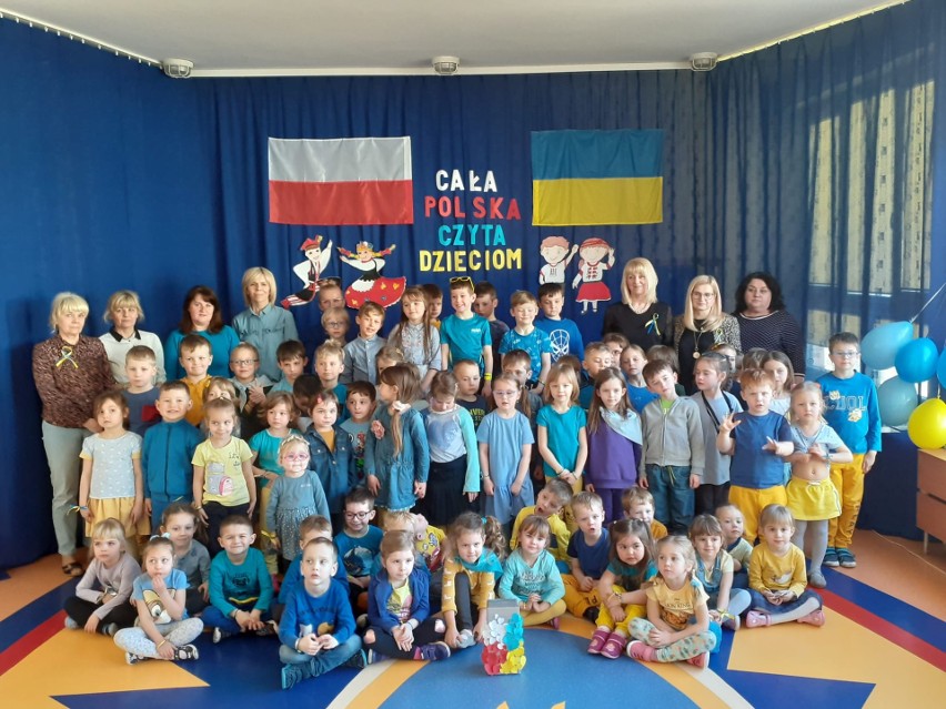 Spotkanie czytelnicze  "Sercem z Ukrainą" w Integracyjnym Przedszkolu Samorządowym nr 27 w Kielcach. Zobacz zdjęcia