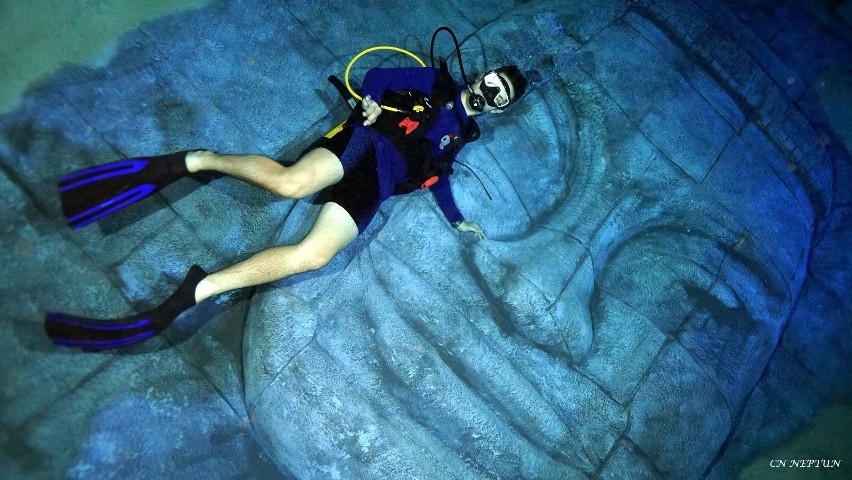 Najgłębszy basen do nurkowania w Europie jest w Polsce! Zobacz podwodne zdjęcia i wideo!