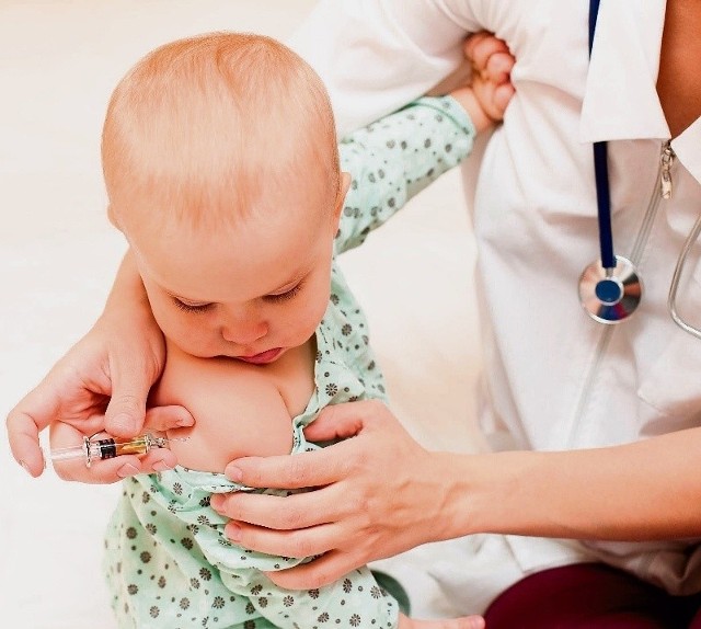 Pierwsze szczepienie przeciwko różyczce, odrze i ospie powinno być przeprowadzone w wieku 13-14 miesięcy