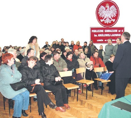 Będziemy okupować budynek, urządzimy głodówkę albo pójdziemy na ratusz - zapowiedzieli rodzice gimnazjalistów z PG 4 wiceprezydentowi Łomży