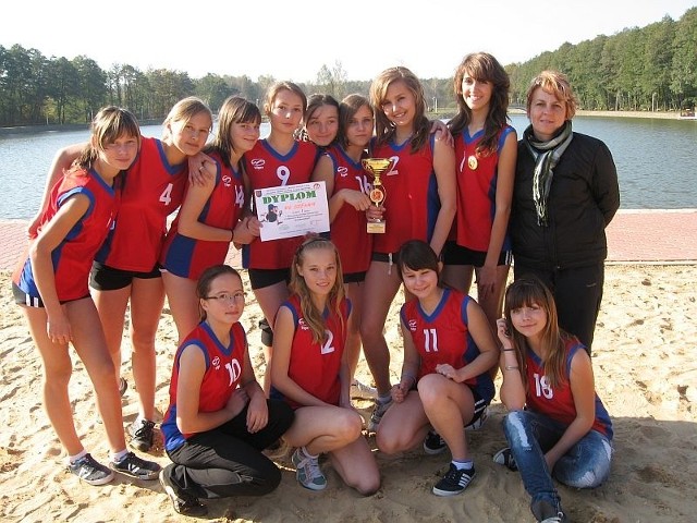 Sztafeta dziewcząt z Szewny wygrała w stawce czterech zespołów.