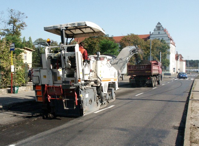 Zarząd Dróg Miejskich i Komunikacji Publicznej w Bydgoszczy będzie realizował równanie wszystkich ulic gruntowych. Harmonogram obejmuje okres od 3 kwietnia do 14 listopada. Zaplanowano 5-krotne profilowanie w ciągu roku. Termin profilowania może ulec przesunięciu o okres, w którym wystąpiły niekorzystne warunki atmosferyczne.W przypadku zgłoszenia przez przedstawicieli Rady Osiedla lub mieszkańców wystąpienia dużych nierówności na ulicach gruntowych, których profilowanie wg harmonogramu jest oddalone w czasie wyznaczony termin może ulec przyspieszeniu po wcześniejszej kontroli zasadności zgłoszenia i potwierdzeniu faktu, że dana ulica faktycznie rażąco odbiega standardem od innych ulic o nawierzchni nieutwardzonej.Na kolejnych stronach prezentujemy szczegóły dla poszczególnych miejsc w Bydgoszczy.