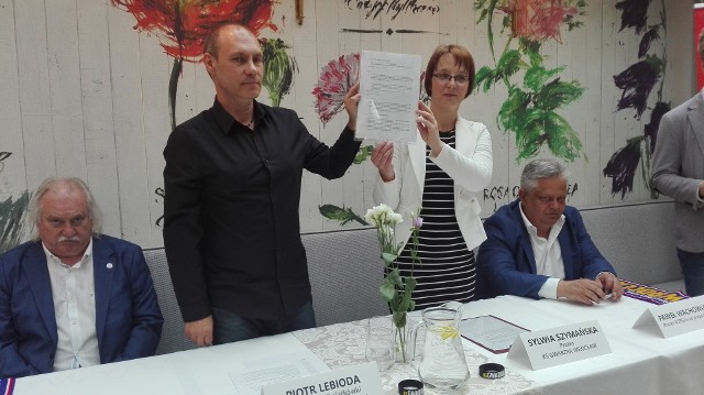 Prezes Sylwia Szymańska i trener Piotr Lebioda prezentują dokument, na mocy którego wykupią miejsce w I lidze od Sanoka