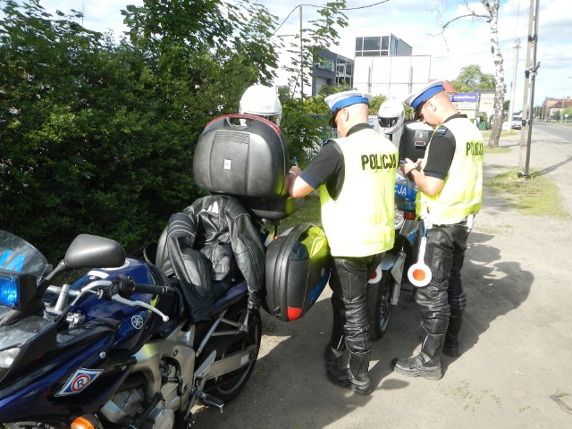 W długi majowy weekend policja będzie patrolować drogi w radiowozach i na motocyklach. Dla własnego bezpieczeństwa lepiej nie szarżować