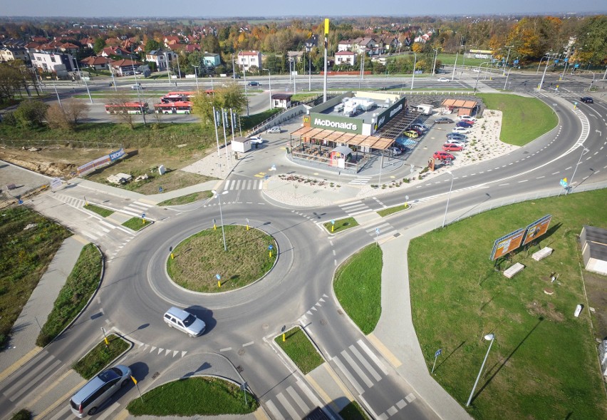 Park handlowy na Węglinie. Decathlon rośnie i szuka ludzi do pracy (ZDJĘCIA Z DRONA) 