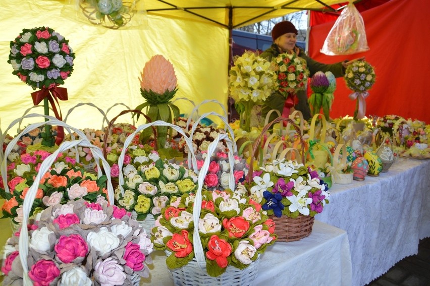 Wielkanocne jarmarki w Stalowej Woli są okazją do kupna przepięknych stroików wielkanocnych