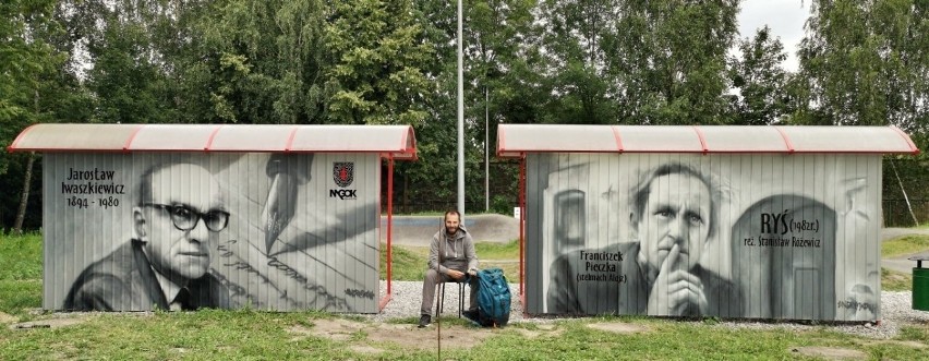 Stare wiaty przystankowe zmieniły się w niecodzienne ozdoby...