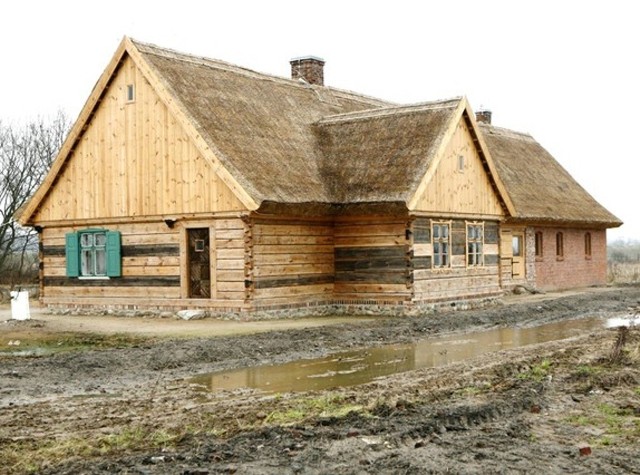 Zabytkowa chata w Olęderskim Parku Etnograficznym w Wielkiej Nieszawce