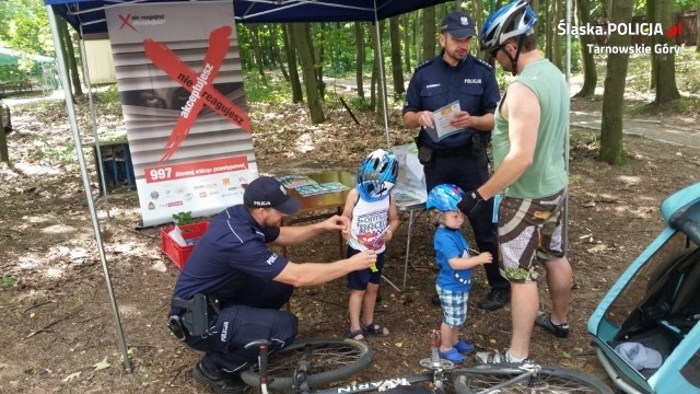 Policjanci promowali bezpieczne zachowania nad wodą podczas pikniku nad zalewem Nakło-Chechło w Tarnowskich Górach.