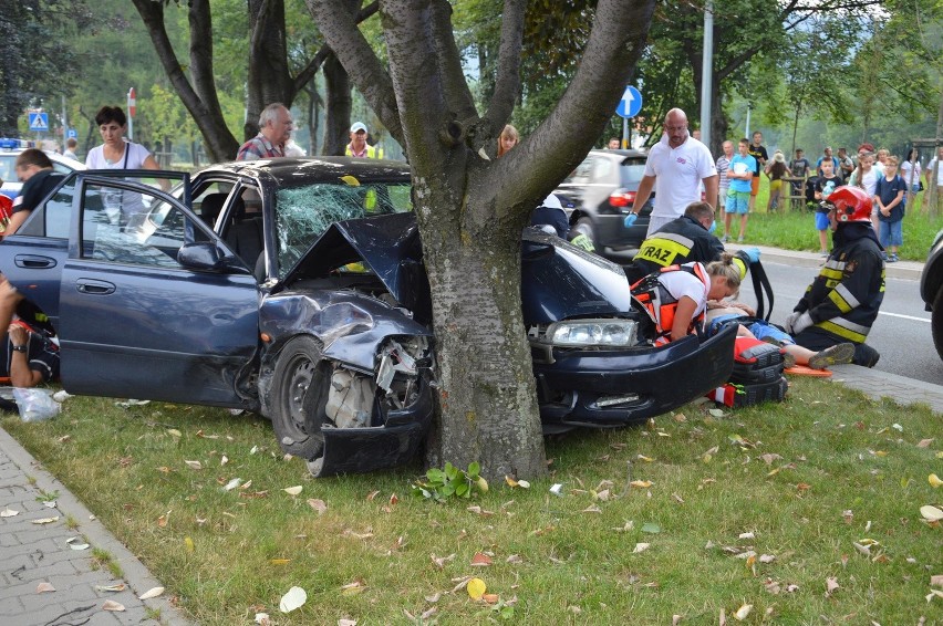 Wypadek w Zakopanem. Samochód wjechał w drzewo.