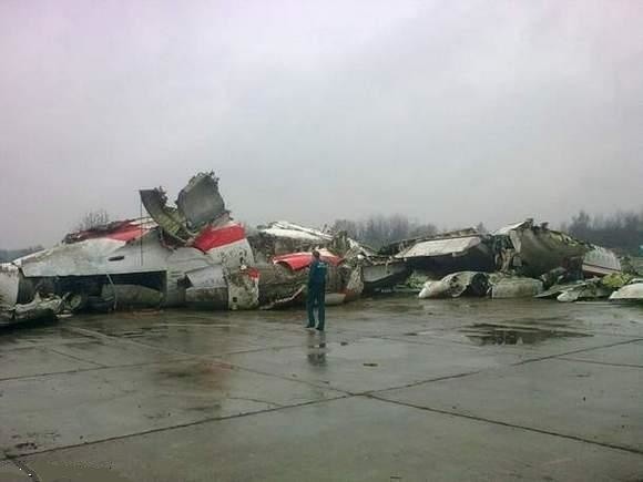 Szczątki samolotu prezydenckiego, który rozbił się 10 kwietnia 2010 roku w Smoleńsku