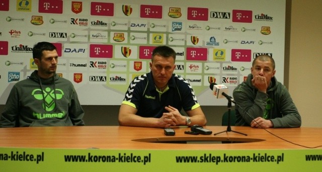 Od lewej: Tadas Kijanskas, trener Leszek Ojrzyński, Maciej Korzym