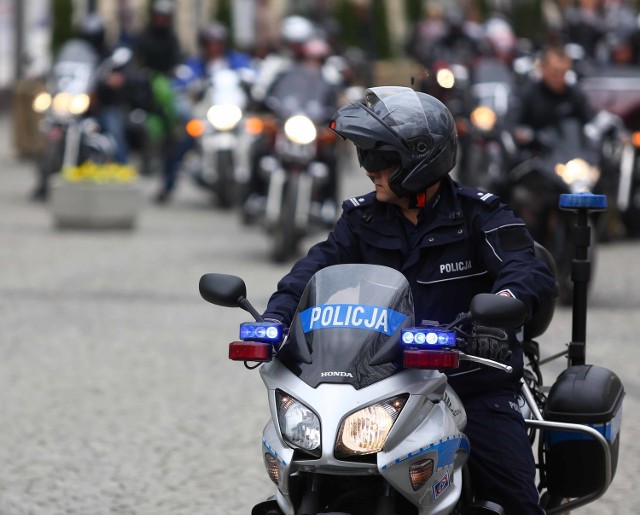 Parada motocykli, otwierająca Radomską Wiosnę Motocyklową przejechała głównymi ulicami miasta. Motocyklistów pilotowali policjanci, także na motorach