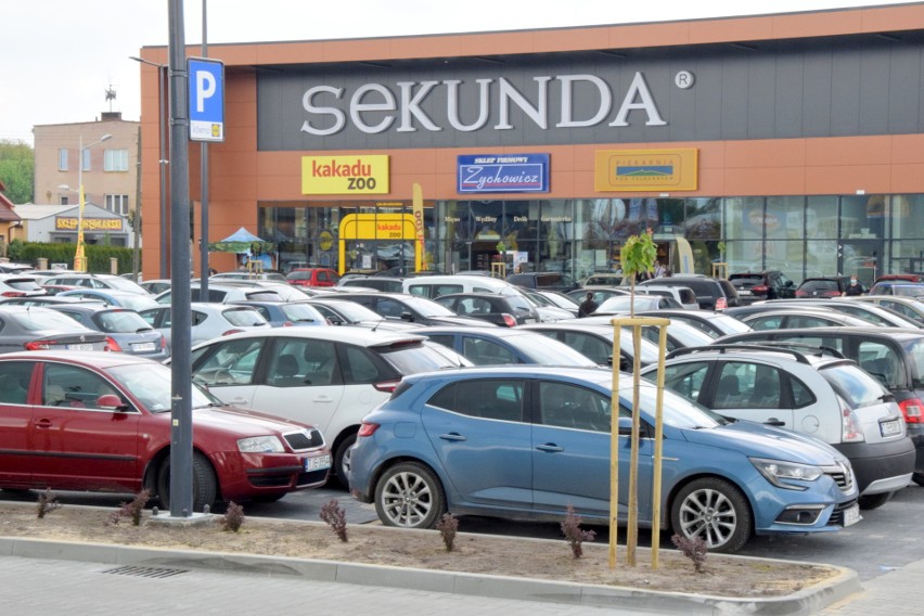 Drugi dzień po otwarciu Centrum Handlowego Sekunda w Jędrzejowie. Parking wypełniony po brzegi [WIDEO, ZDJĘCIA]