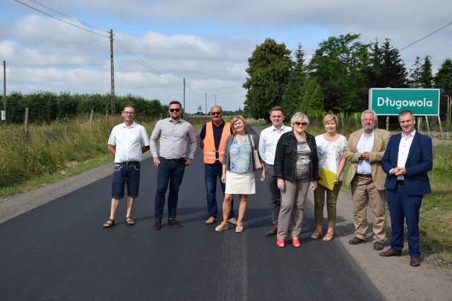 Przedstawiciele władz lokalnych oraz wykonawcy inwestycji oglądali wyremontowaną drogę w Długowoli.